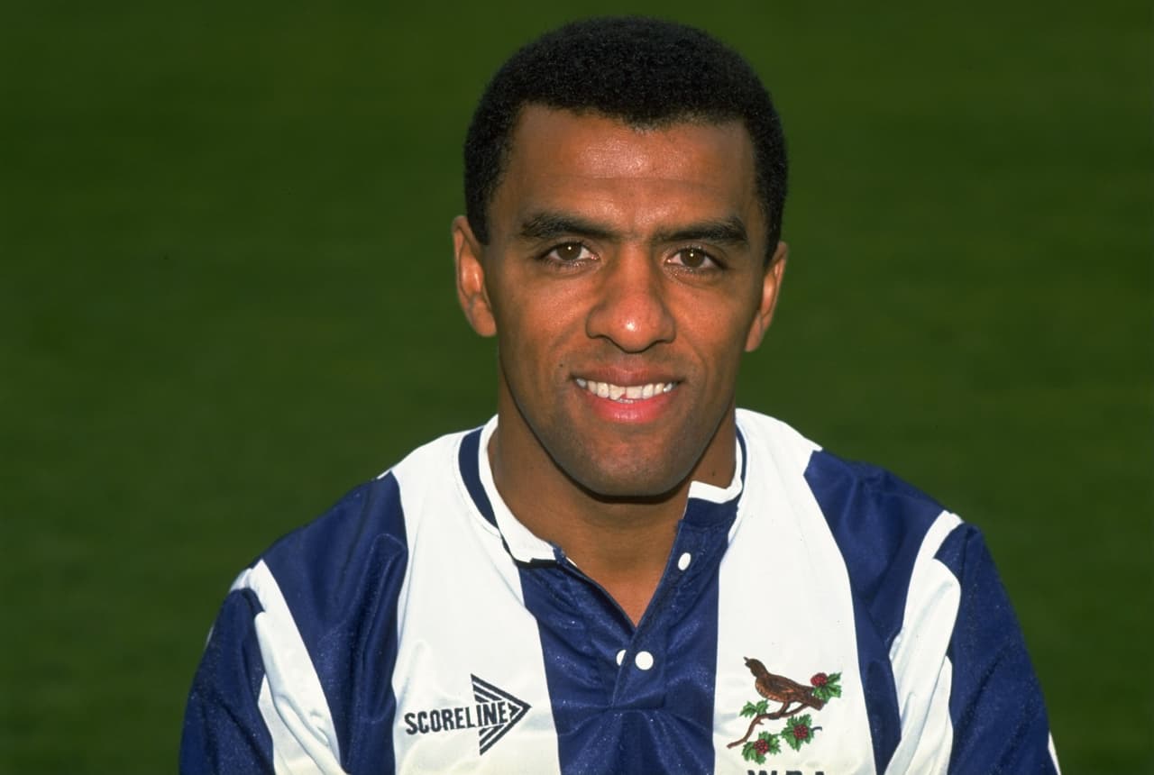 Tony Ford - 1,082 partidos jugó el inglés entre 1975 y 2001. Se desempeñó en el Grimsby, Sunderland, Stoke City, West Bromwich Albion,Bradford, Scunthorpe, Mansfield, Rochdale y la selección de Inglaterra.