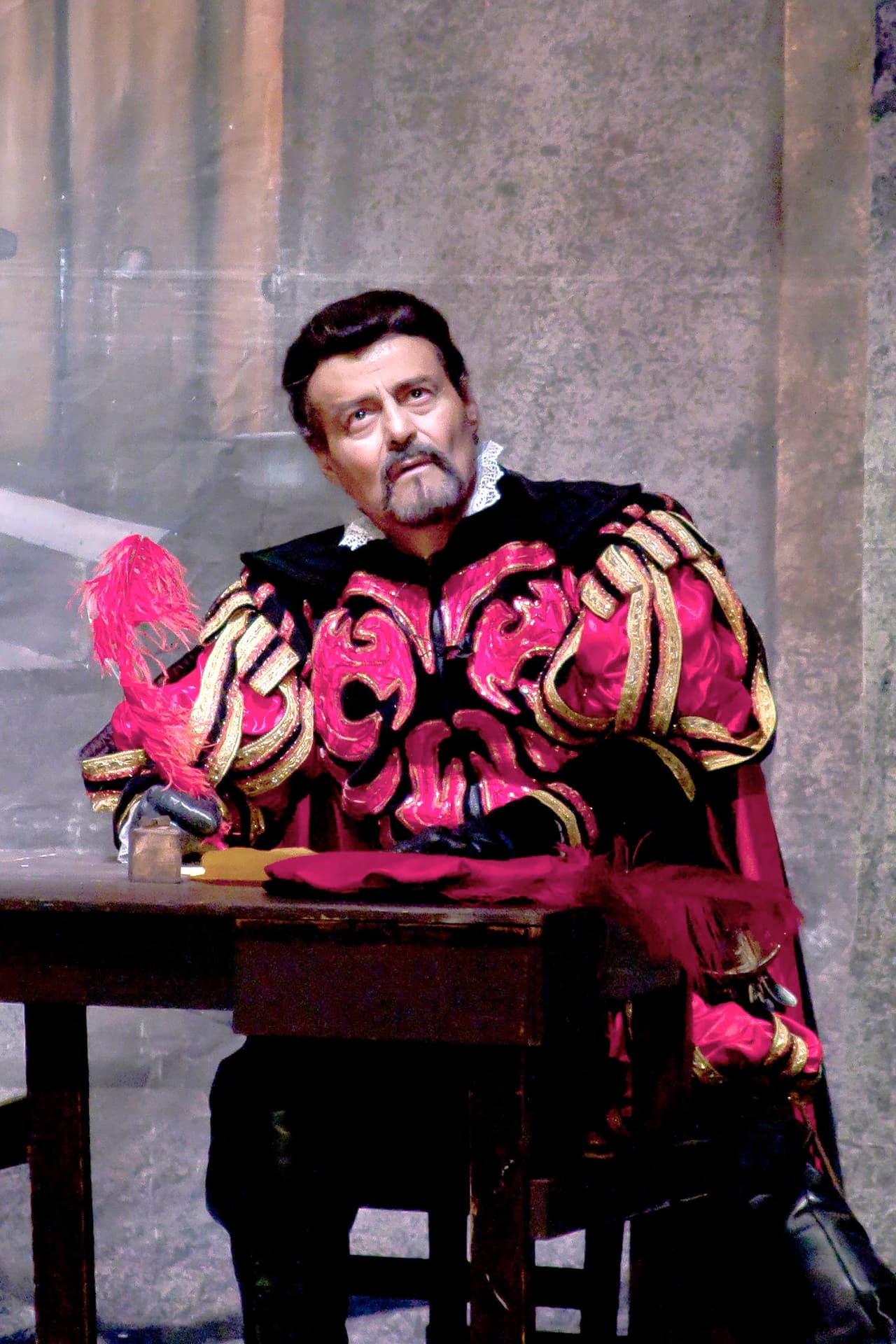 Tras 6 años de batalla ante un síndrome mielodisplásico, el intérprete murió rodeado de sus seres queridos. Su esposa Andrea, al igual que sus hijos Marimar, Zuria y Rodrigo lo acompañaron hasta el final.