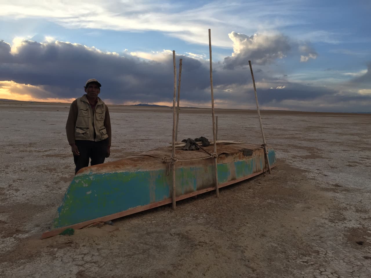Valerio Rojas, pescador del lago Poopó, junto a la barca con la que trabajaba.