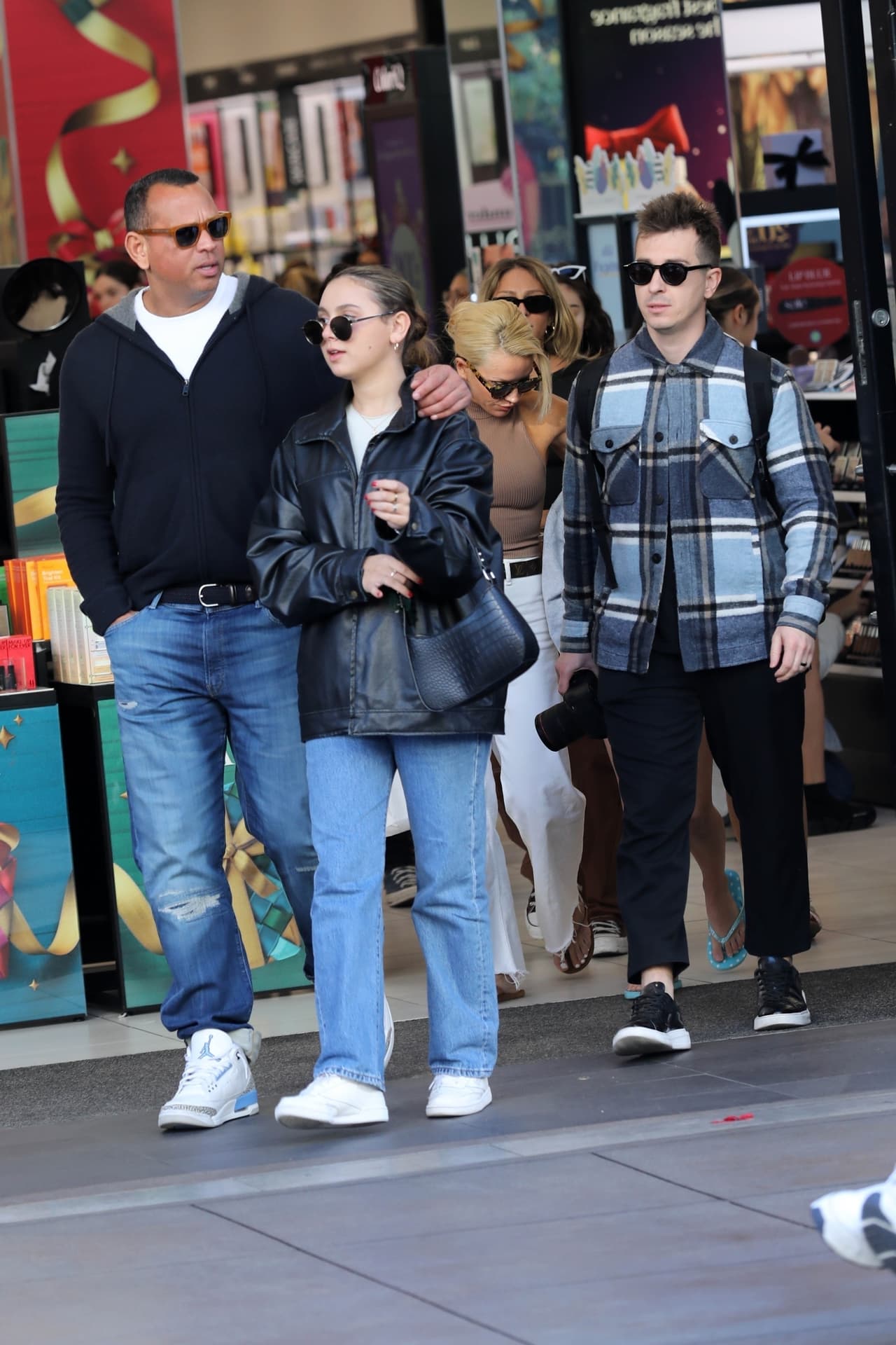 “Los amigos dicen que [Alex] está muy feliz y disfrutando de [su] tiempo juntos. […] Ella es estupenda”, señaló. 
<br>