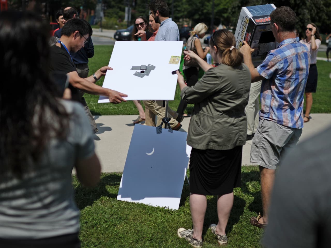 <b>Un hoyo en una hoja:</b> Al abrir un pequeño orificio en una hoja blanca, la luz pasa y proyecta el eclipse sobre otra superficie. Eric Baradat/AFP/GettyImages