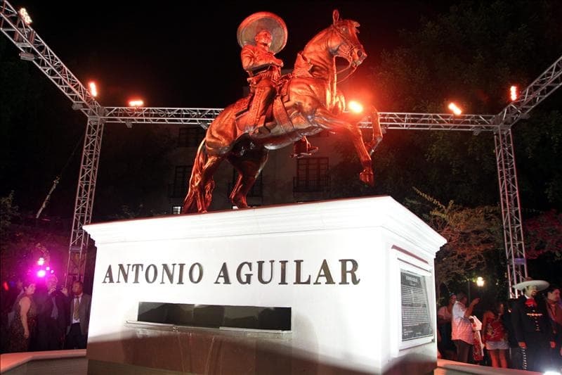 Antonio Aguilar es de las personalidades más queridas y admiradas en su natal Zacatecas y por lo mismo no podía faltar un gran monumento en su menoria, lo mismo pasó con la comunidad de zacatecanos que radica en Los Ángeles, California, quienes hicieron todo lo posible para que el 'Charro de México' tuviera su estatua en la Placita Olvera de aquella ciudad californiana.