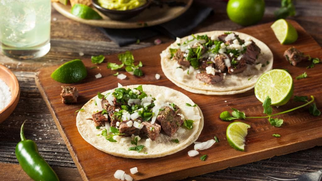 Carne asada de res con salsa de pepino servida en tortillas de maíz: una 
<a href="https://www.univision.com/noticias/reto-28/tacos-de-solomillo-pepino-y-jalapeno-ejotes-con-mantequilla-de-limon-reto-28">receta</a> para chuparse los dedos, nutritiva y saludable. La cena se complementa con ejotes con mantequilla de limón.
