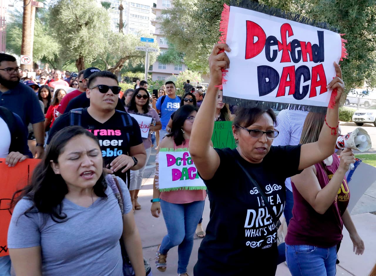 Activistas de Phoenix, Arizona. El gobierno no aclaró hasta el momento qué sucederá con aquellos permisos de trabajo que venzan después de marzo de 2018.