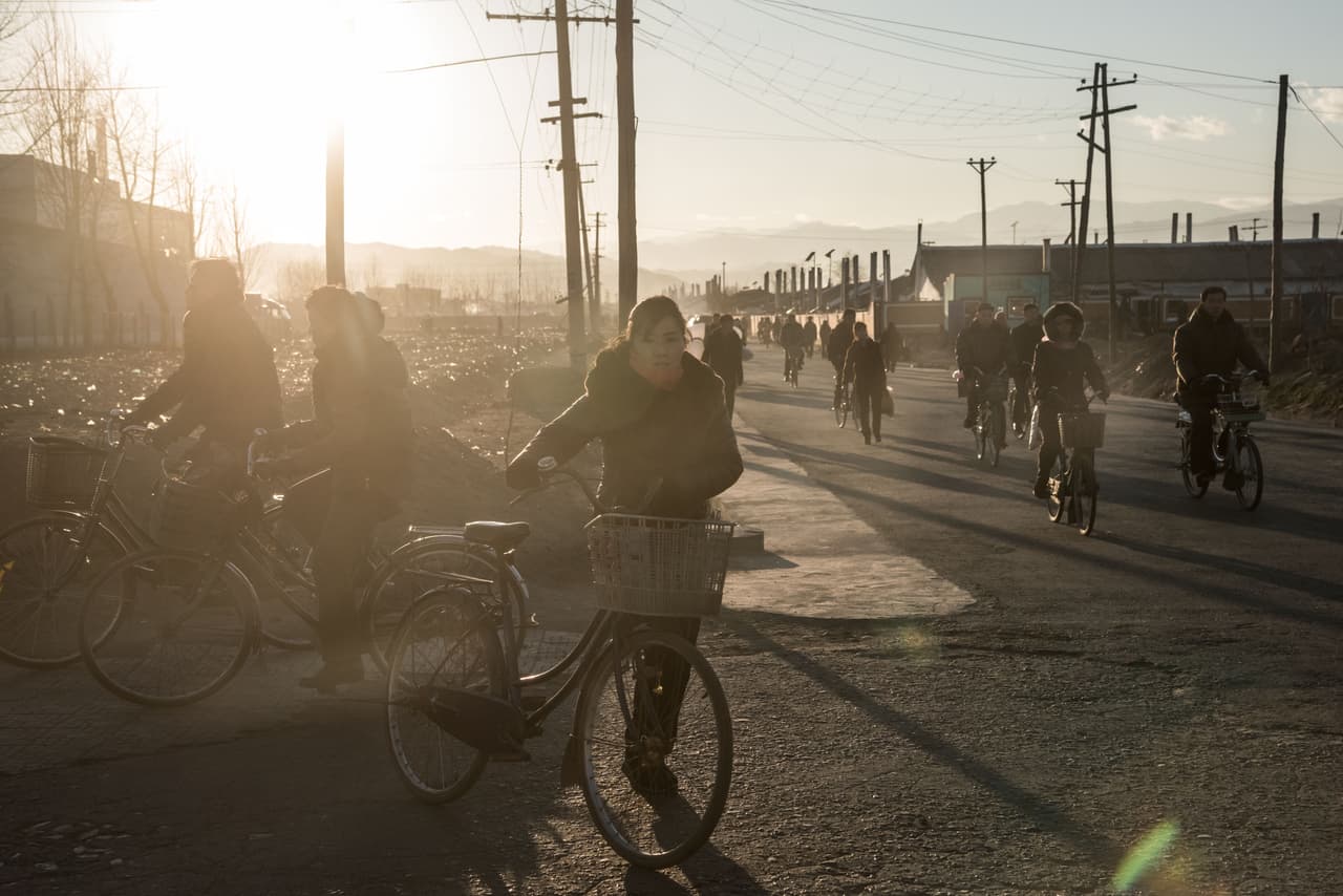 <a href="https://correspondent.afp.com/ed-jones">Ed Jones es un fotógrafo francés</a> que desde septiembre de 2016 se mudó a Pyongyang, la capital de Corea del Norte. Su lente ha sido uno de los pocos de occidente que ha podido capturar la realidad de un país que entre gigantes esculturas de su dictador Kim Jung Un y festivos desfiles militares cada vez que se prueba un nuevo misil se revela como todo un misterio para resto del mundo. 
<br>ED JONES/AFP/Getty Images