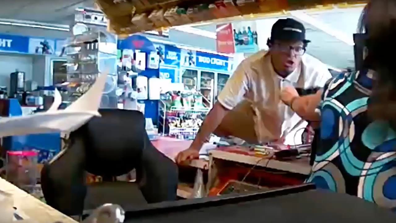 Policía busca a sospechoso de amenazar y robar cigarrillos en una tienda 