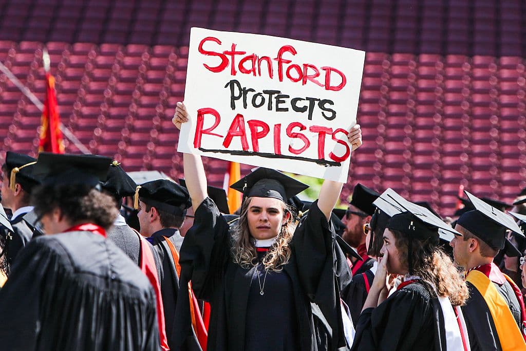Protestan contra abusos sexuales en la graduación de la Universidad de Stanford 