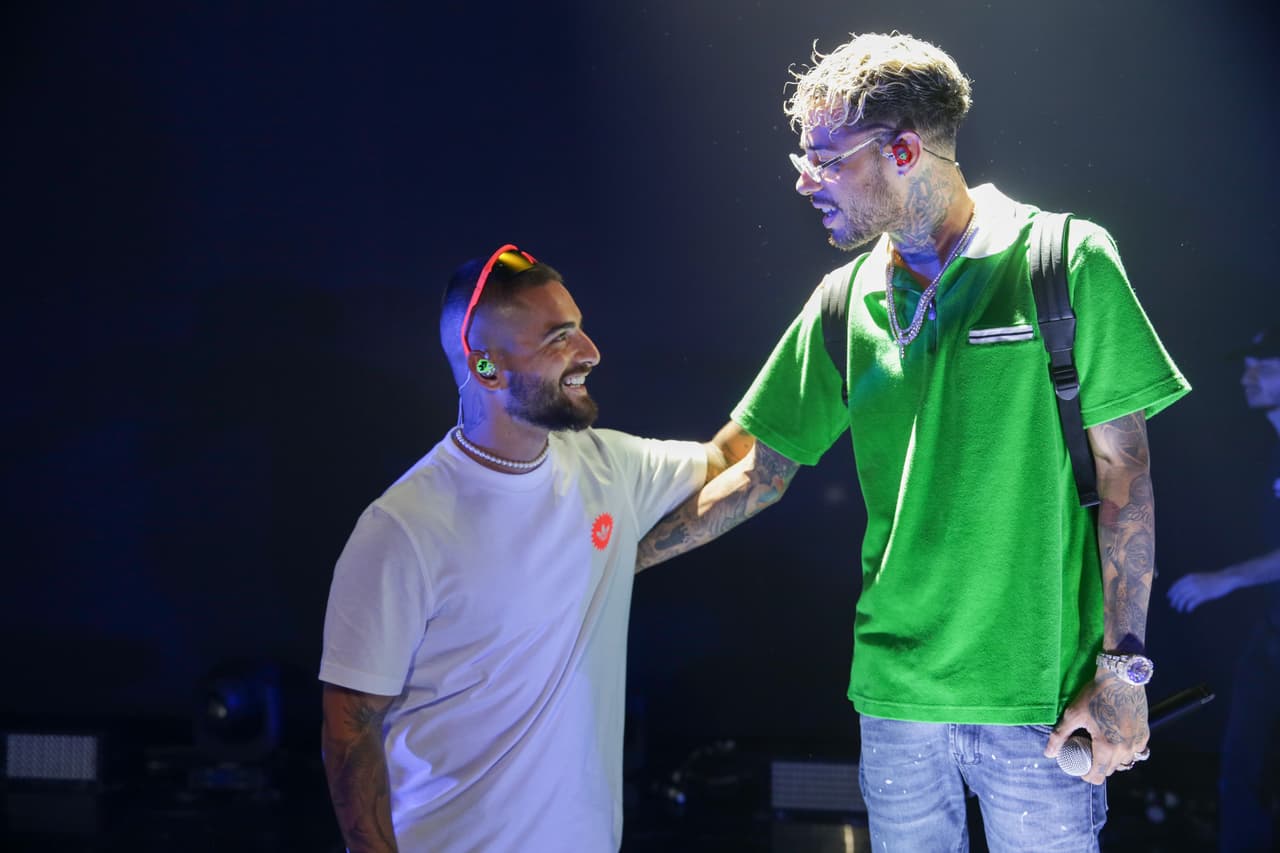Dalex y Maluma casi se abrazan.