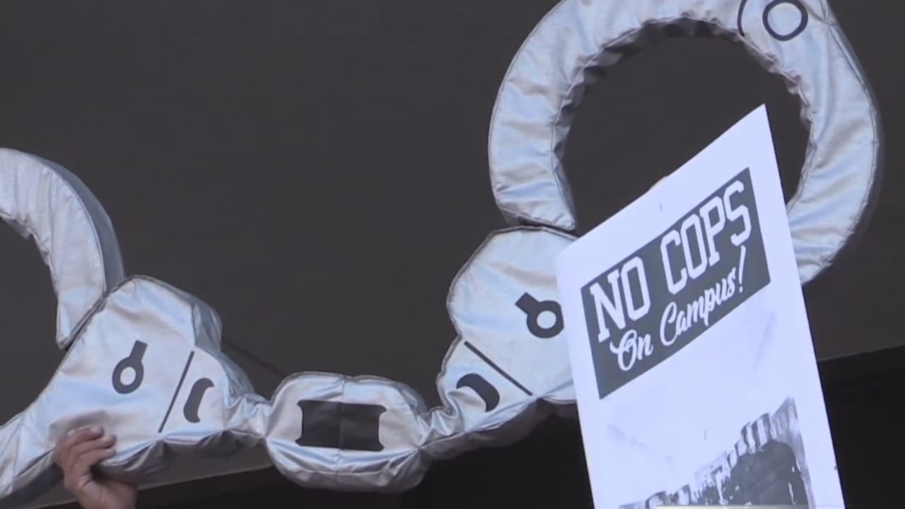 Estudiantes en Arizona inician campaña para sacar a la policía de las escuelas