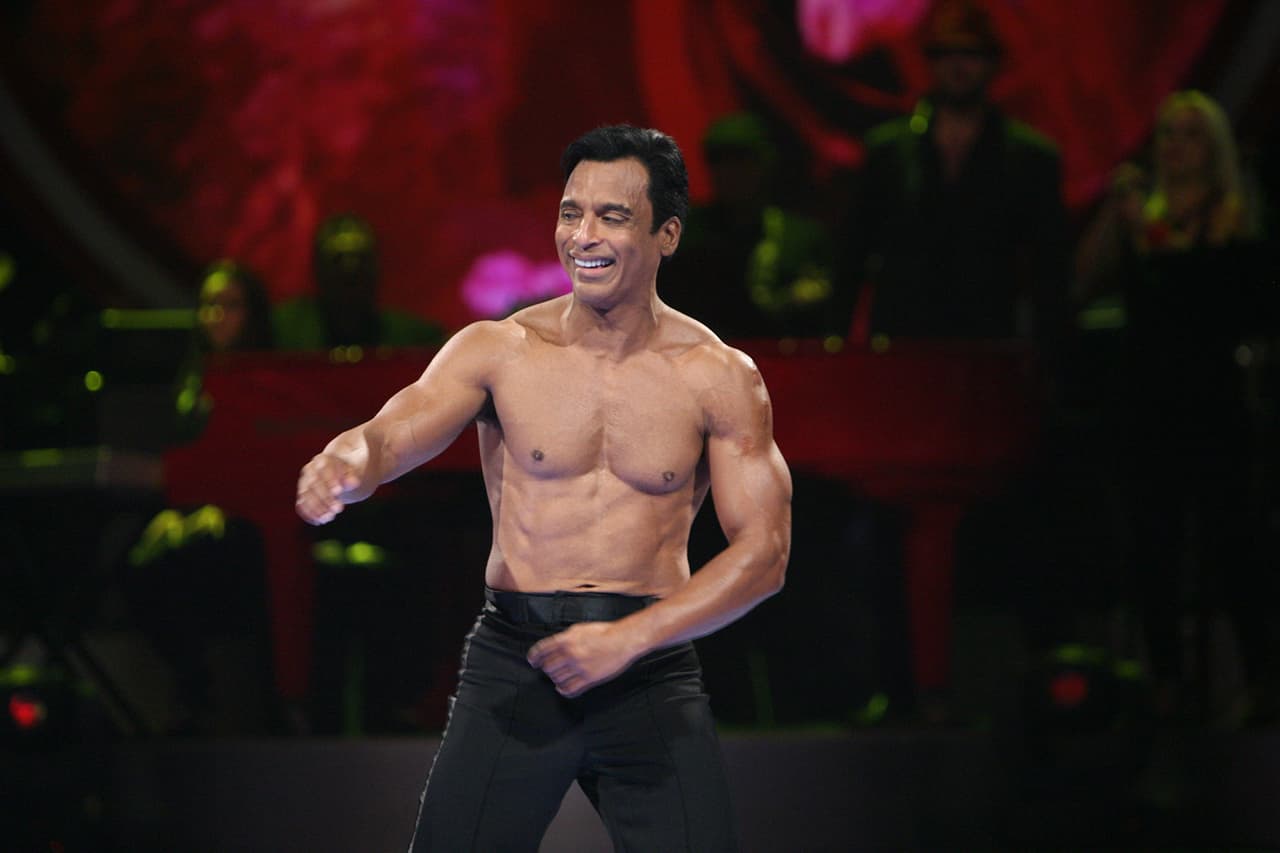 Jon Secada no se quedó atrás. El mítico cantante participó en la competencia cuando tenía 48 años.