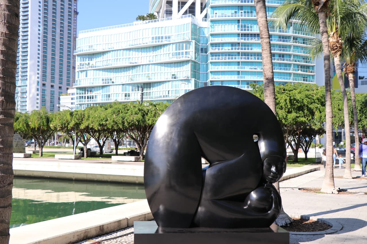 Así mismo, el escultor costarricense Jorge Jiménez Deredia trajo a Miami una muestra de sus famosas esculturas.