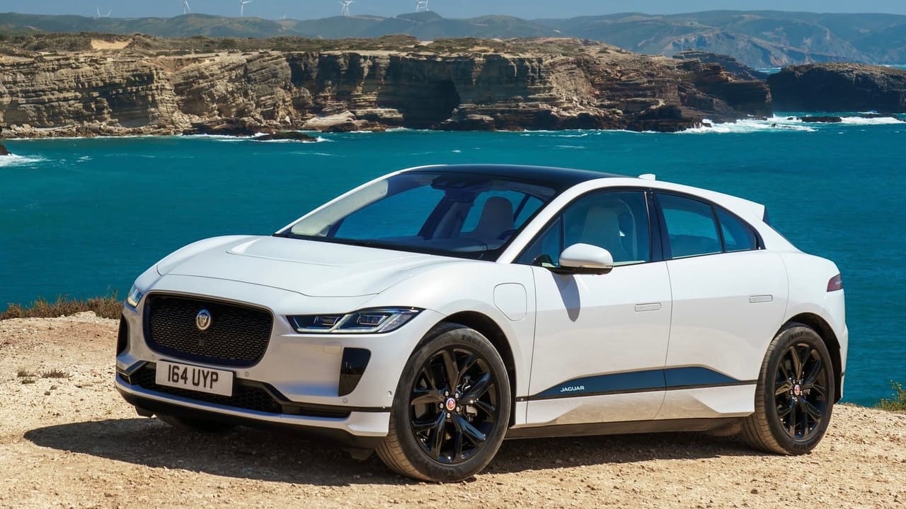 <b>Jaguar I-Pace</b>
<br>Esta sexy y curvilínea camioneta eléctrica exuda romance y ecología. Es ideal para escaparse un fin de semana a la montaña ya que sus capacidades todoterreno son bastante competentes. No solo les hará sentirse a ti y a tu media naranja como miembros de la familia real británica, sino que además lo harán sin contaminar ni quemar combustibles fósiles. La 
<b><a href="https://www.univision.com/noticias/pruebas-de-manejo/el-destino-nos-alcanzo-probamos-la-i-pace-la-primera-camioneta-electrica-de-jaguar" target="_blank">Jaguar I-Pace</a></b> invoca 
<b>romance con conciencia ambiental.</b>