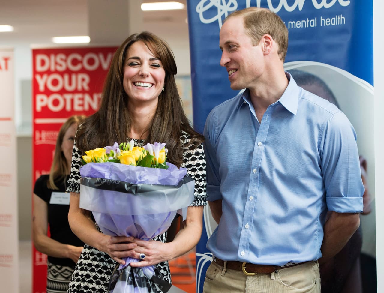 En un evento organizado por Mind, Kate le sonríe a William después de que éste le presentara un bouquet de flores. El evento es parte de las actividades creadas durante el Día Mundial de la Salud Mental, el 30 de octubre.