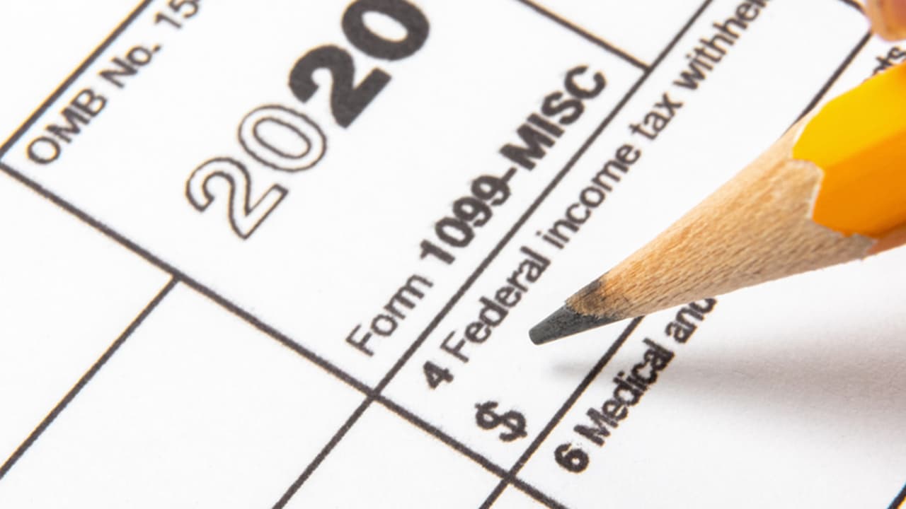 <b>Requisitos básicos</b> para poder ser elegible
<ul>
<li style="box-sizing: border-box;">Tiene que mostrar prueba de ingreso devengado. </li>
<li>Tener ingresos de inversión menores de $3,650 en el año tributario en que reclama el crédito. </li>
<li>Tener un número de Seguro Social válido</li>
<li>Reclamar un estado civil para efectos de la declaración determinado.</li>
<li>Ser un ciudadano estadounidense o extranjero residente por todo el año</li>
</ul>