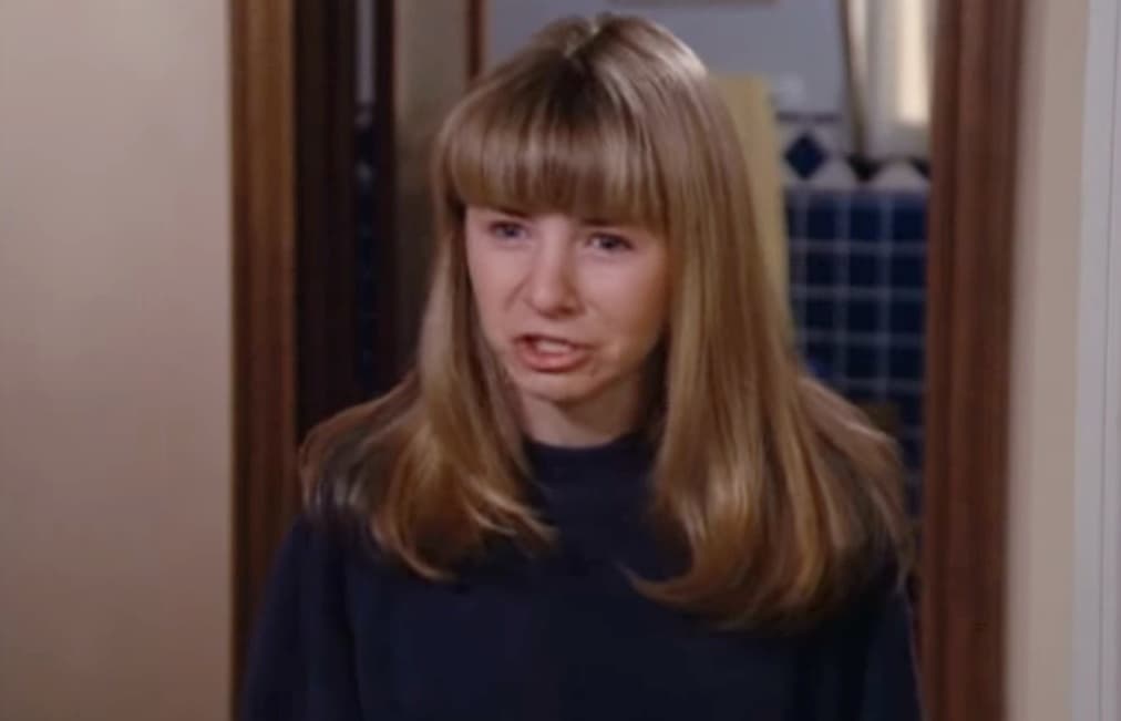 <b>Beverley Mitchell</b>
<br>Interpretó a Lucy, la hija de 12 años de los Camden. A pesar de que en la vida real tenía 15 años, ya contaba con experiencia en series gracias a su trabajo en 'Big Brother Jake' en 1990.
<br>