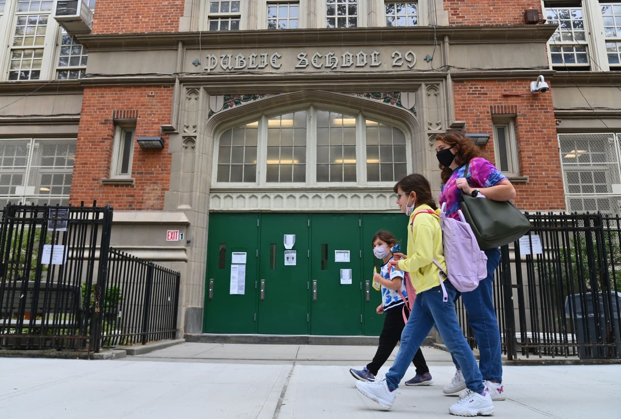 Confirman alrededor de 600 casos de coronavirus en escuelas de NYC desde el regreso a las aulas