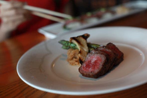 La gastronomía japonesa se distingue por su excelencia en todos los aspectos. Esta carne está hecha bajo estrictas normas, por lo tanto no el cualquier país se puede encontrar.