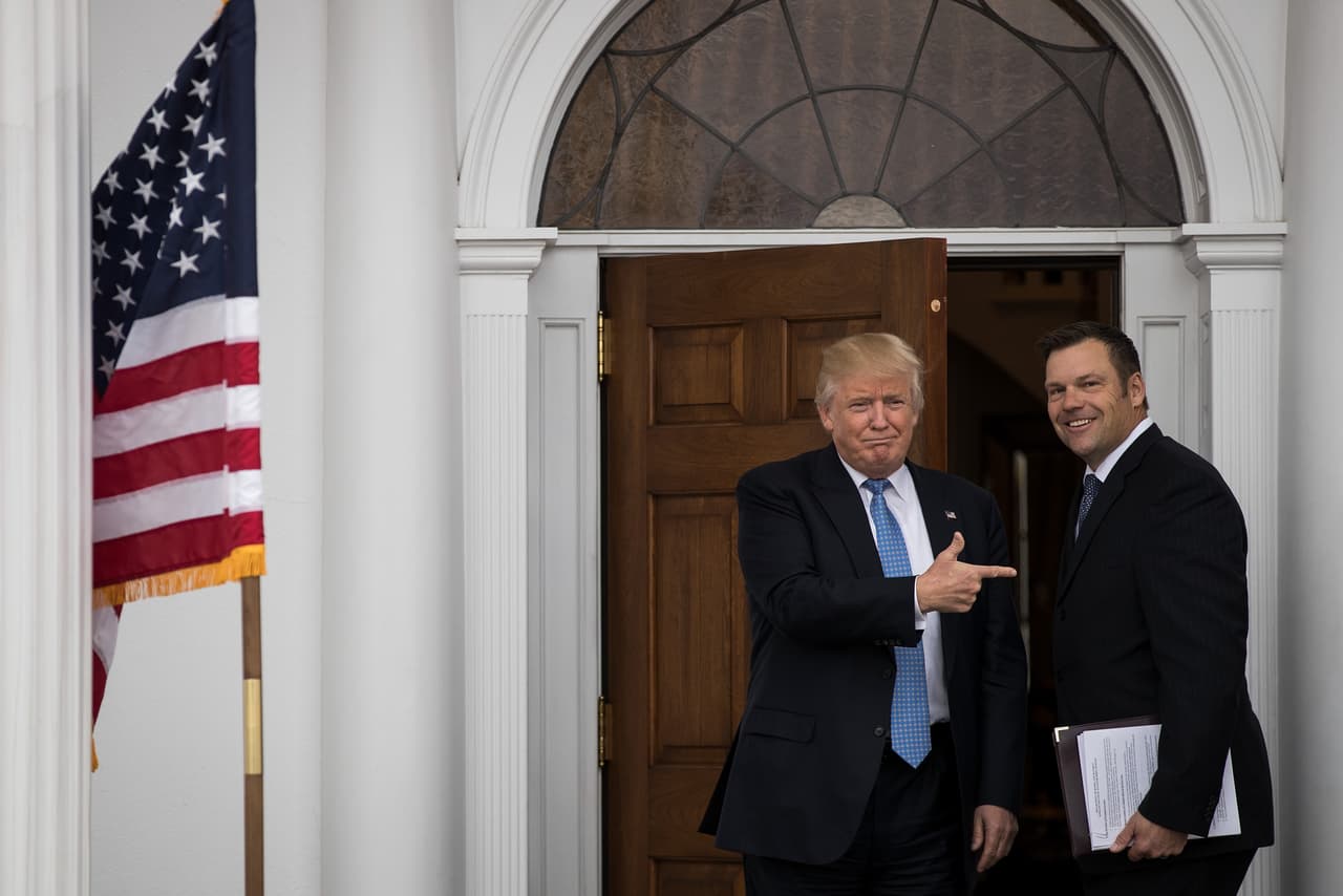Trump al término de su encuentro con Kris Kobach, secretario de estado de Kansas. De momento, Kobach asesora al equipo de transición en materia migratoria.