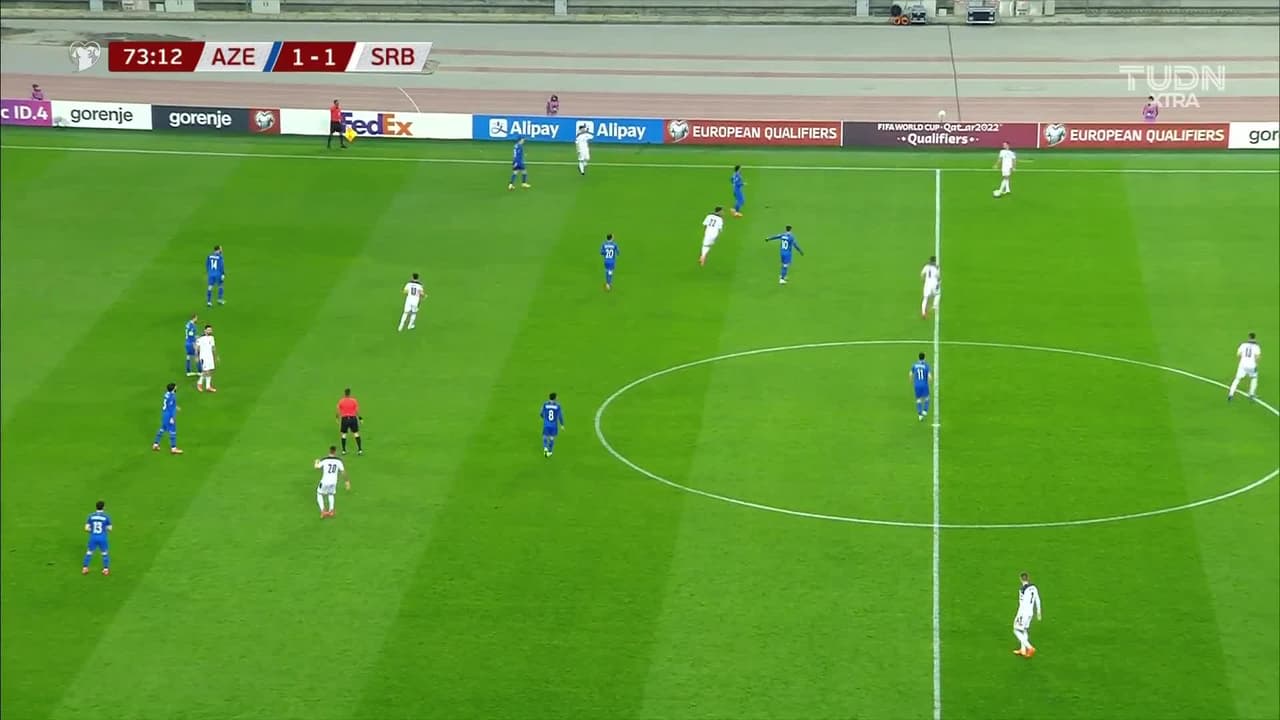 ¡TIRO ATAJADO! disparo por Aleksandar Mitrovic.