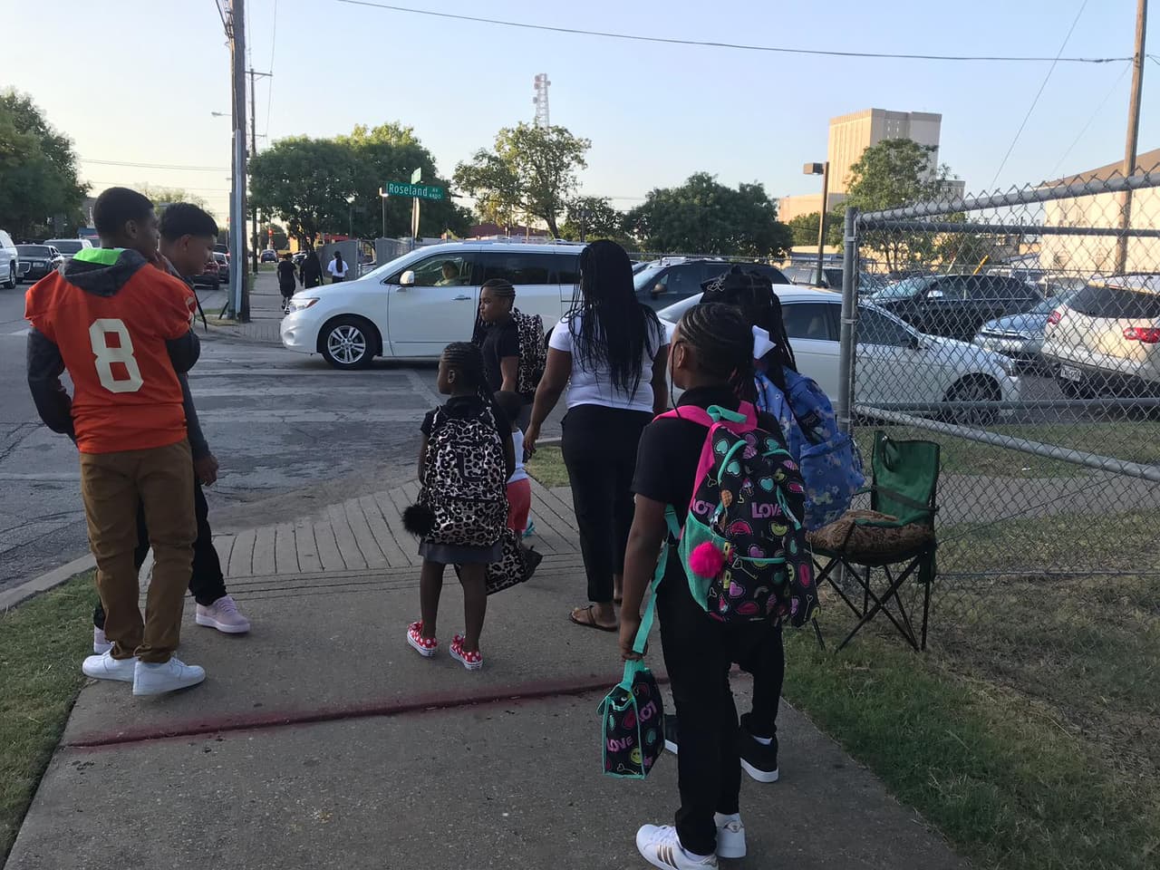 Los niños acudieron con sus bultos y loncheras al plantel a tempranas horas de la mañana.