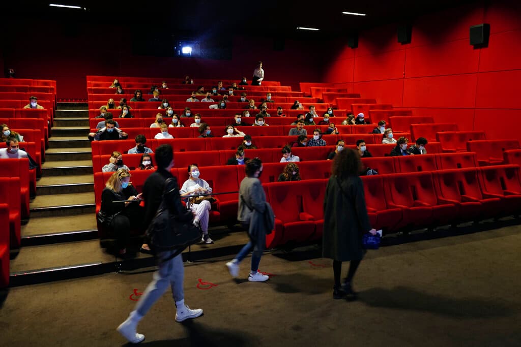 También los cines han vuelto abrir, otro signo de estar recuperando la normalidad para los franceses.