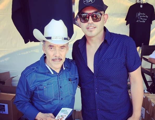 Don Pedro Rivera no se negó a ninguna foto, estaba pasándola de lo mejor.