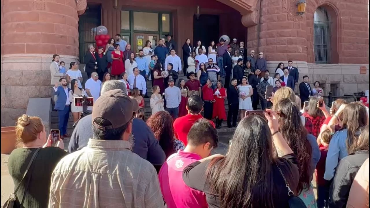 Cientos de parejas se casan gratis en boda comunitaria en San Antonio