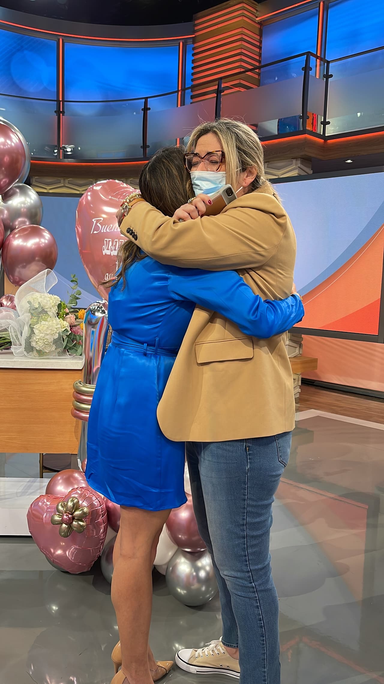 Luz María Doria, productora ejecutiva del programa matutino y quien fue jefa de Maity durante los 15 años que ha estado en Univision, aprovechó para felicitarla por sus logros y próximos éxitos.