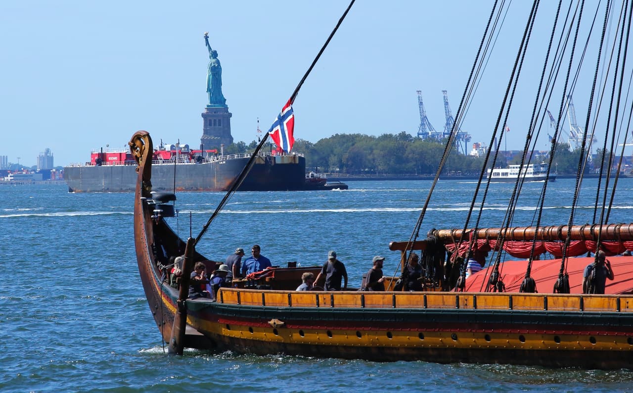 Antes del mediodía, los 32 miembros de la tripulación del Draken Harald Harfagre comenzaron a rodear la Estatua de la Libertad.
