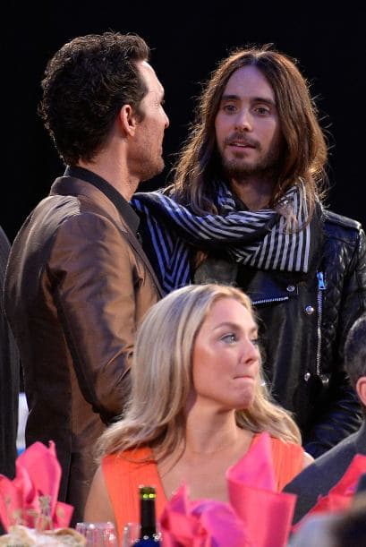 McConaughey y Jared Leto bromeando entre descansos de la ceremonia. Mira aquí los videos más chismosos.