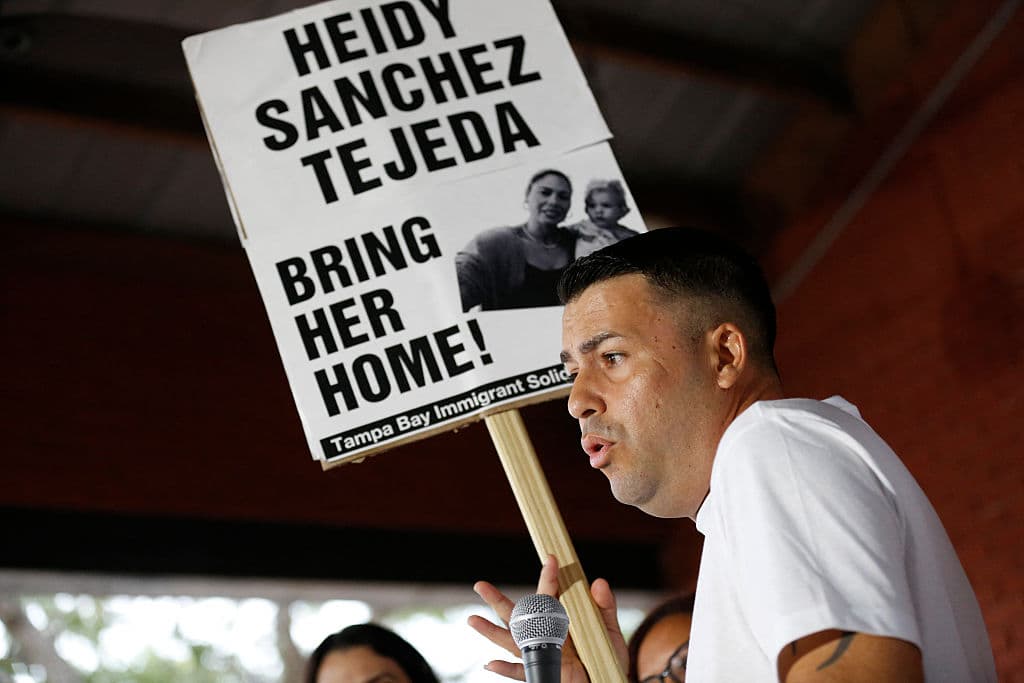 El sábado 10 de mayo, en pleno 
<b>fin de semana del Día de las Madres</b>, Carlos Valle celebró una vigilia en honor a su esposa. "Regrésenla a casa" leía una de las múltiples pancartas en el evento, donde se pidió justicia para las madres migrantes que, como Heidy Sánchez, han sido separadas de sus familias.