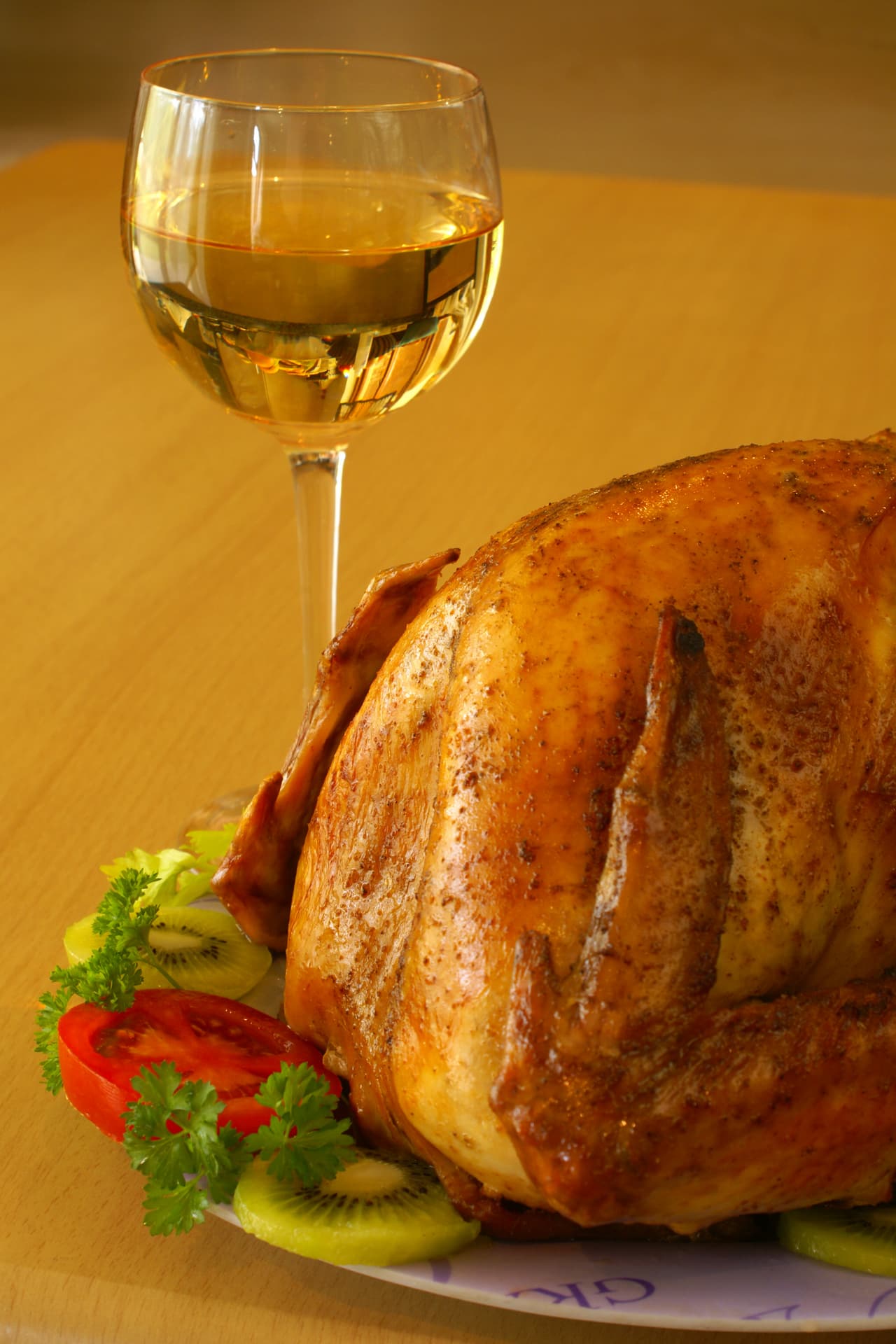 Inyéctale vino blanco. Hazlo con una jeringa hasta el centro del pavo, además de que el vino le dará un sabor exquisito, al evaporarse el alcohol durante la cocción guardará la humedad adentro evitando que se seque.