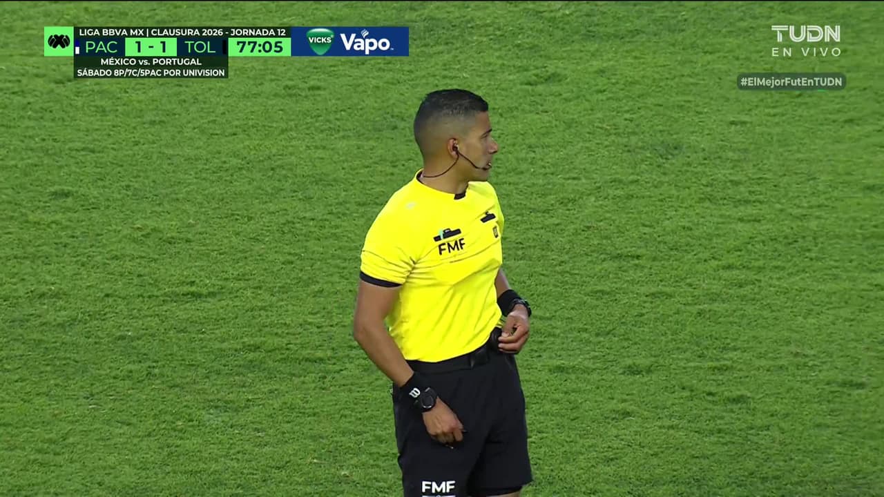 ¡Expulsión! El árbitro saca la roja directa a Fernando Arce.