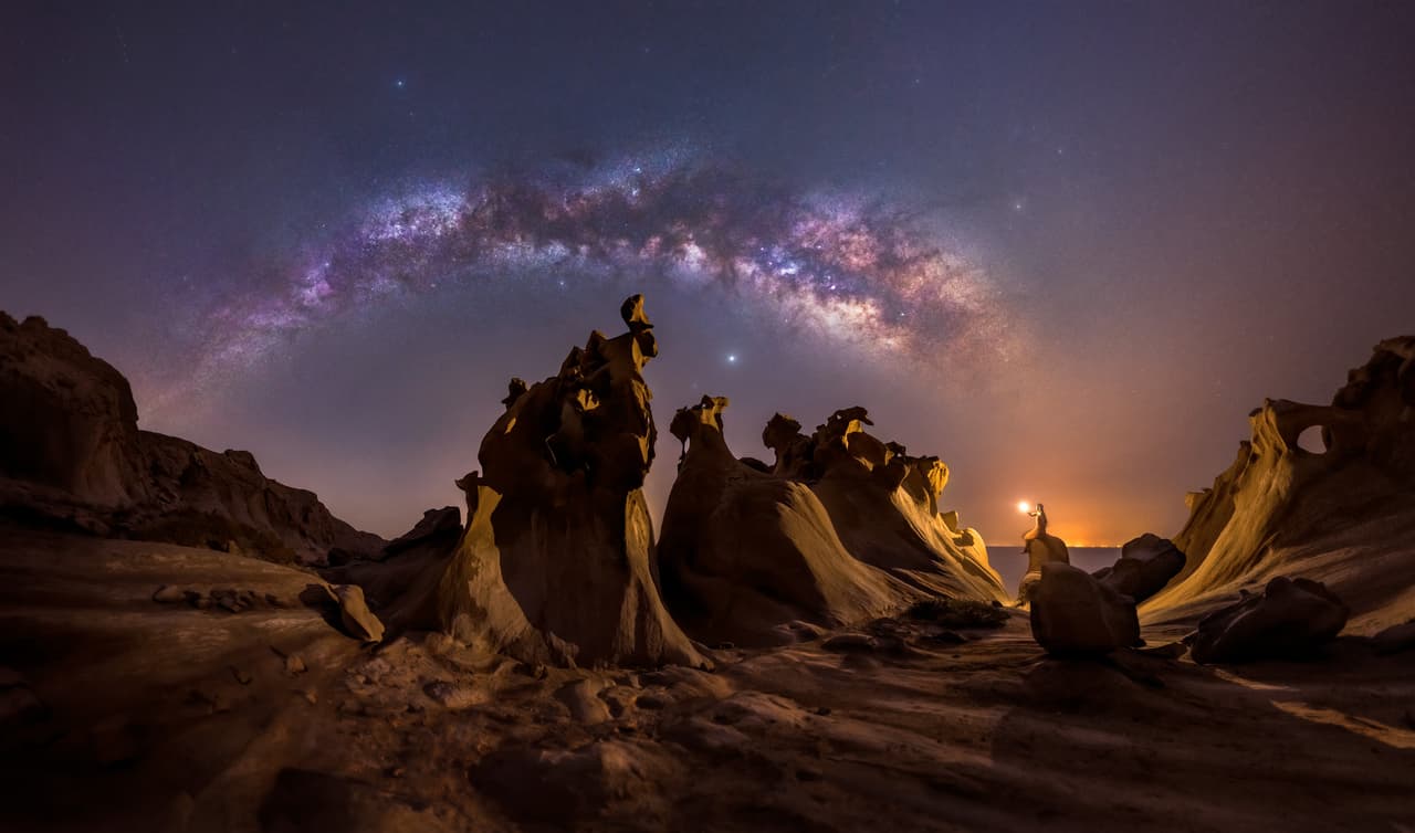 <b>‘Amantes de la noche’, tomada desde el Golfo Pérsico, Irán.</b>
<br>
<br>“En esta imagen puedes ver cómo la Vía Láctea se eleva en una fascinante noche de primavera en la costa del Golfo Pérsico”, dijo sobre esta fotografía su autor. “Los impresionantes acantilados de esta área hacen que todo el mundo se quede asombrado con ellos. La contaminación lumínica de una ciudad lejana era bastante fuerte, por lo que la toma fue todo un reto”, agregó.
<br>