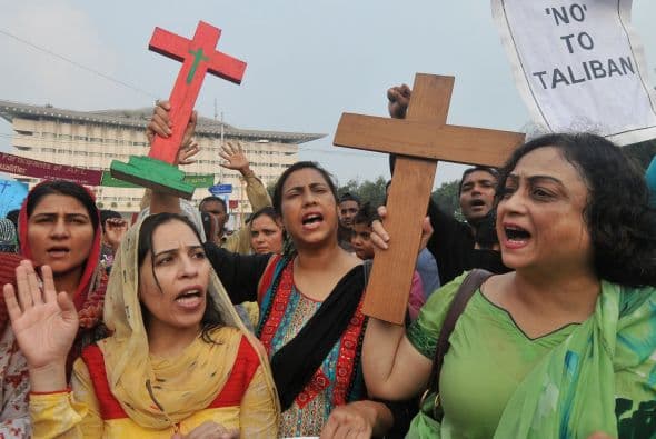 Pakistán amaneció conmocionado por la peor matanza cometida por los talibanes contra la comunidad cristiana, que costó la vida a más de ochenta personas y pone en jaque la estrategia de diálogo del Gobierno con los radicales. El último recuento ha elevado a 82 el número de fallecidos, que aún puede subir dado el estado crítico de varios de los más de 140 heridos ingresados en hospitales de la localidad noroccidental de Pesháwar, en una de cuyas iglesias se produjo la masacre. "No teníamos palabras ante el horror que teníamos delante", explicó hoy a Efe el director de la Liga Interconfesional de Pakistán (APIL), el cristiano Sayid Ishaq, quien visitó ayer junto a diversas autoridades regionales a las víctimas hospitalizadas. "No es solo un atentado contra nuestra minoría, sino también contra la humanidad de este país", dijo Ishaq, quien calificó la situación tras el ataque "como la peor sufrida hasta ahora por los cristianos paquistaníes".