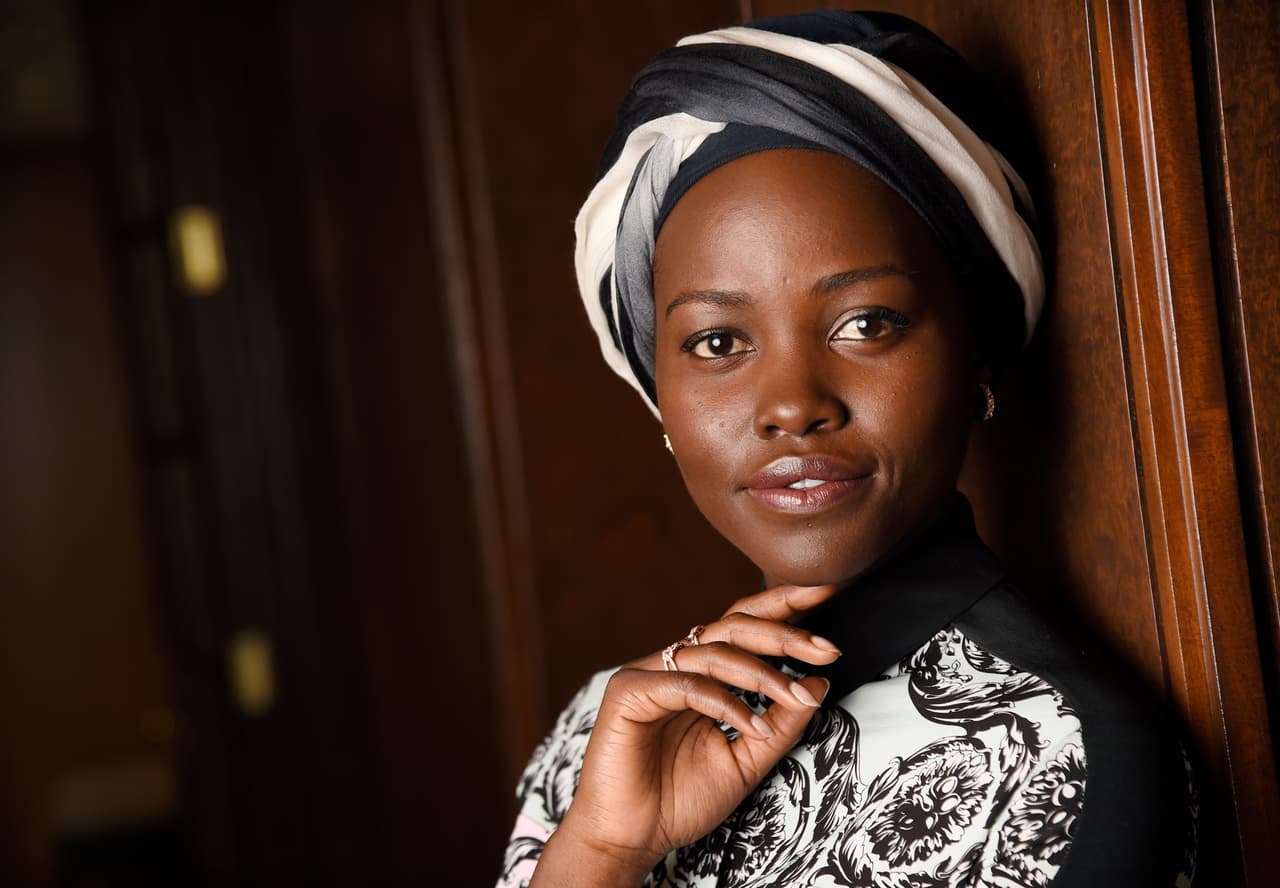 En la selección del New York Times, el crítico Wesley Morris destacó la labor de Nyong'o
<i>:</i> "Esta mujer puede hacer un anuncio de perfume digno del Louvre. Puede convertir una alfombra roja en el camino de ladrillos amarillos".
<br>