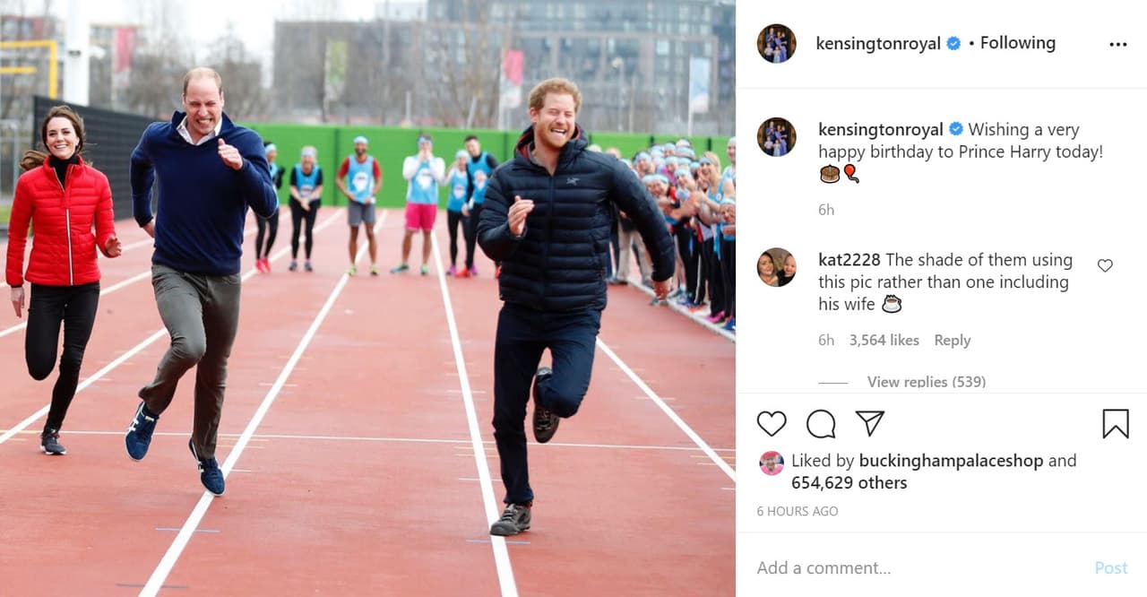 Pero fueron los Cambridge quienes levantaron ámpula entre algunos fans y medios de comunicación que destacaron que en esta foto que eligieron para felicitarlo
<b><a href="https://www.univision.com/famosos/la-verdadera-pelea-es-entre-los-principes-william-y-harry-no-entre-meghan-y-kate-afirma-cineasta-de-la-realeza-fotos" target="_blank">no haya aparecido Meghan Markle. </a></b>
<br>