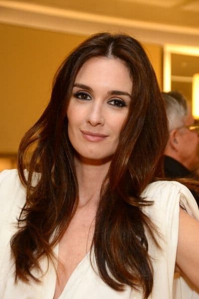 Su carrera comenzó a los 20 años, tras estudiar en el Centro Andaluz de Teatro, además de cursar dos años de la carrera de Periodismo.