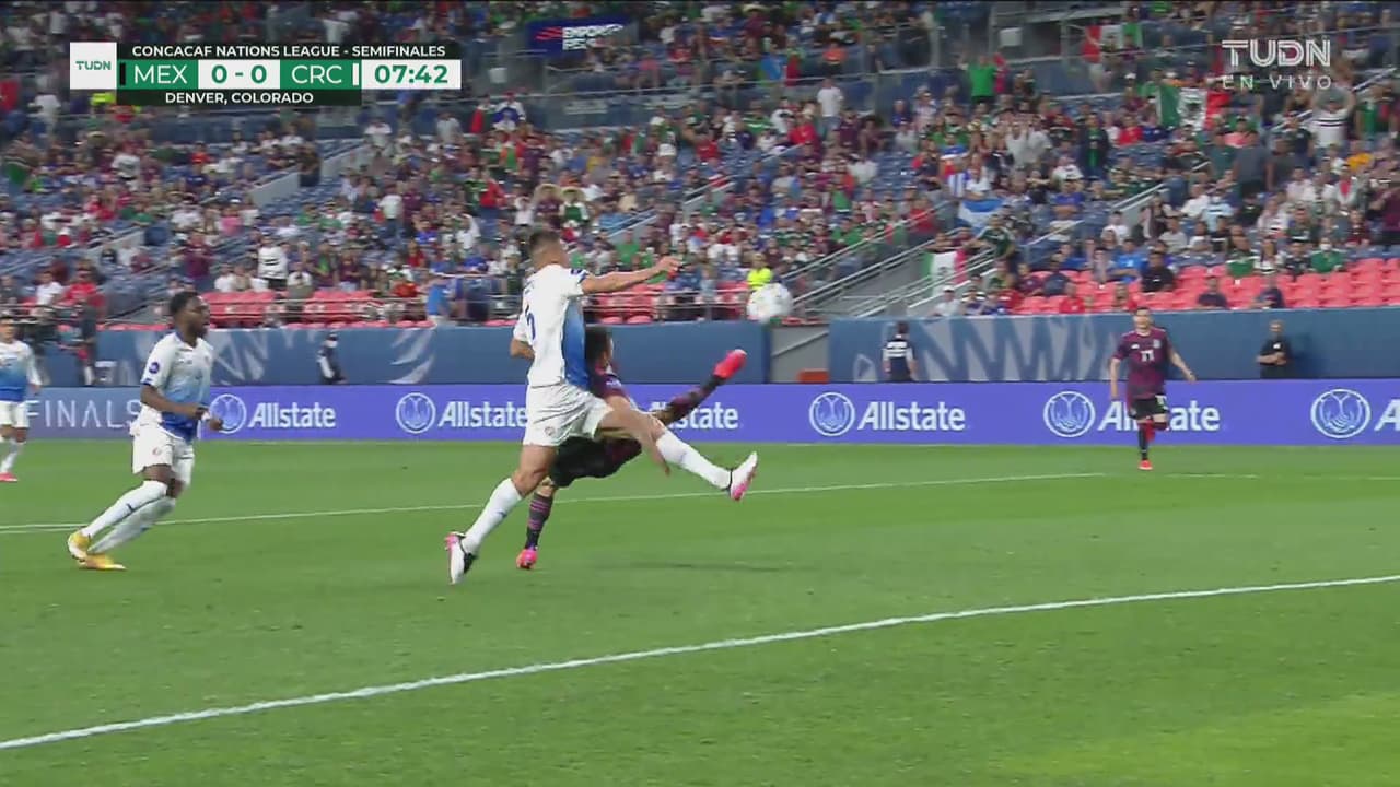 ¡Iba a hacer un golazo! Chucky de media chilena al travesaño