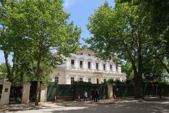Esta calle se ubica en Londres. Está bordeada de árboles y el costo de su metro cuadrado es de 107 mil dólares.