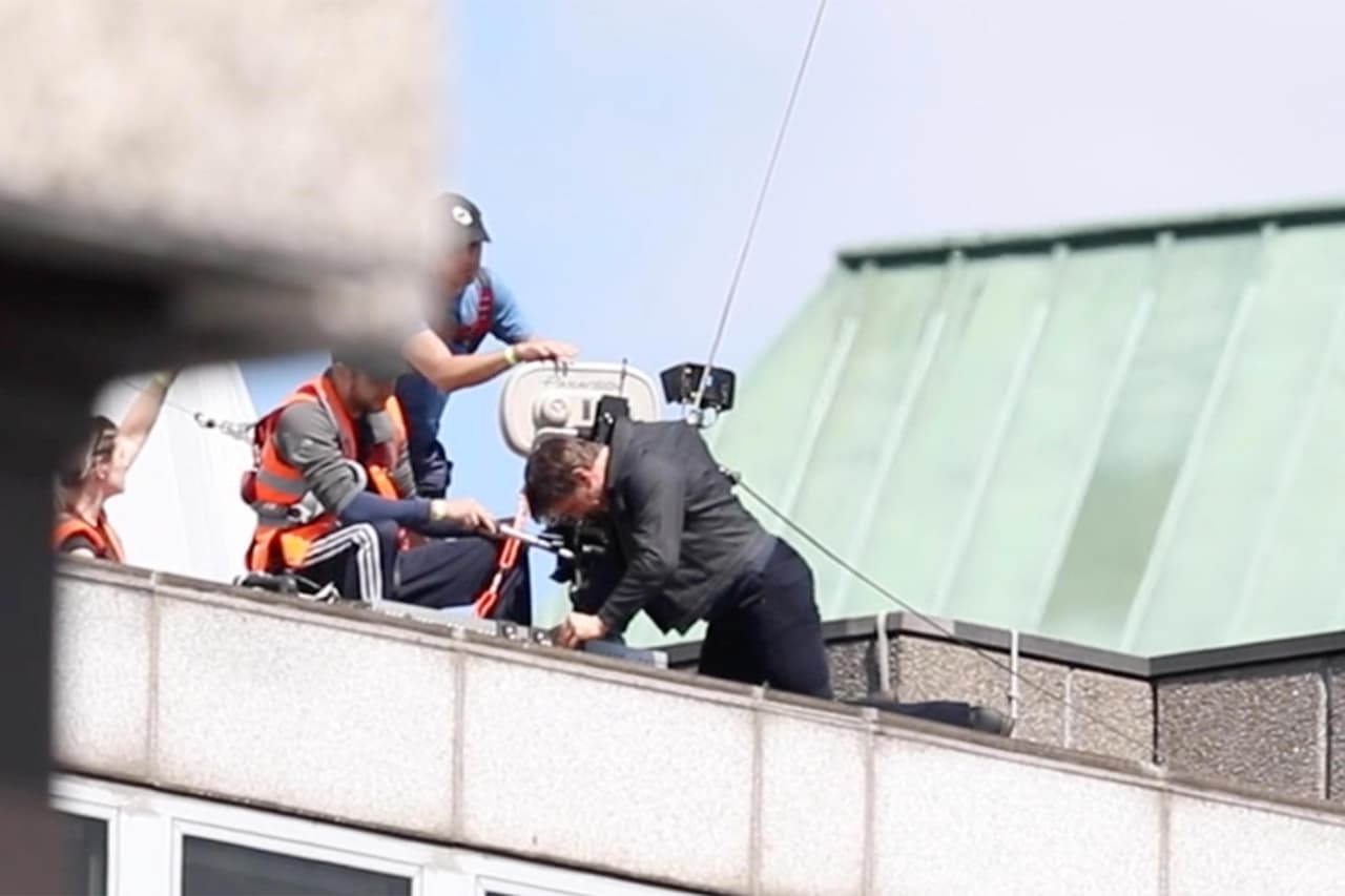 Tom Cruise no pudo disimular el dolor que le causó el impacto.
