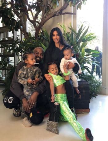 Fue entonces que la primogénita de Kim se convirtió en la estrella de una campaña de la marca Fendi, donde posó junto a su famosa mamá, así como su abuela Kris Jenner.