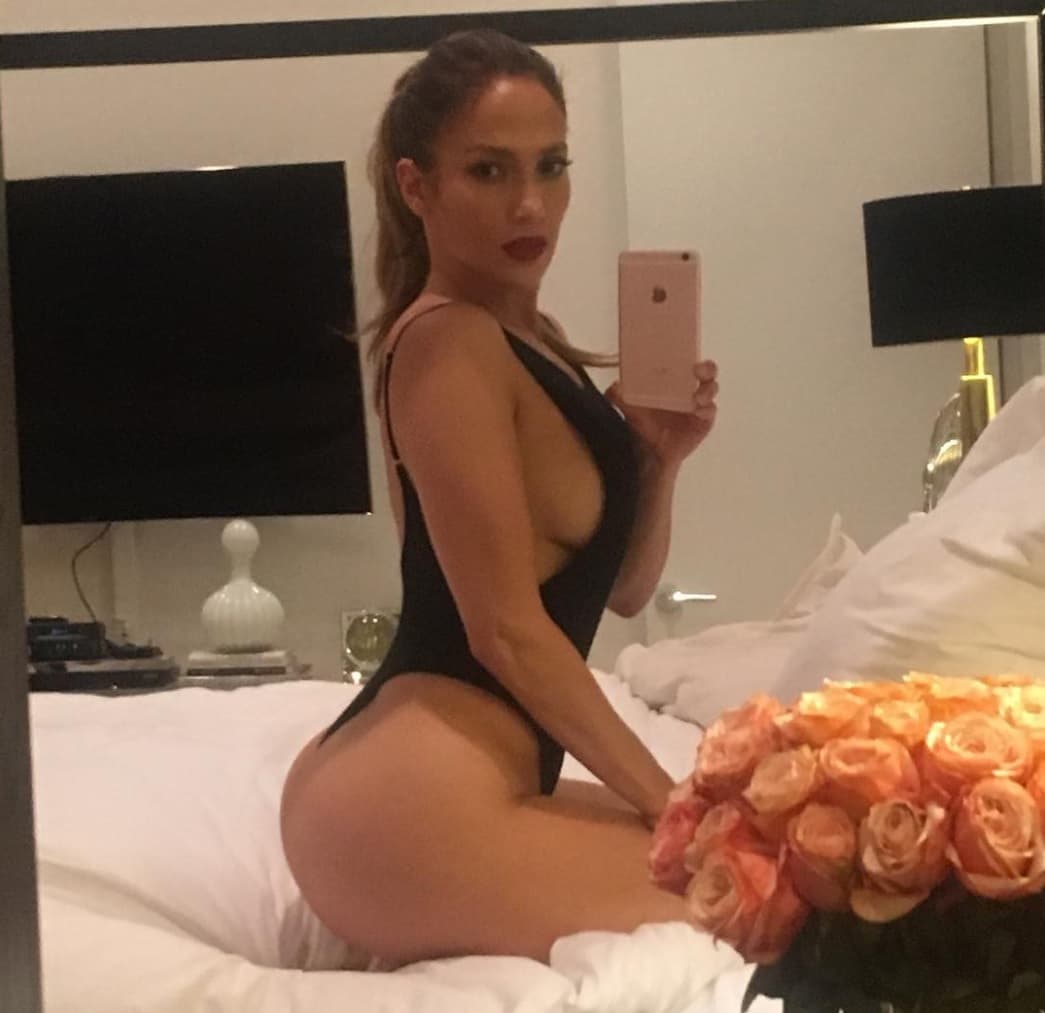 Y aunque sus fans ya la habían observado en traje de baño (izquierda), la foto de este domingo llamó la atención porque se muestra completamente al natural,
<b>libre hasta de maquillaje</b>.