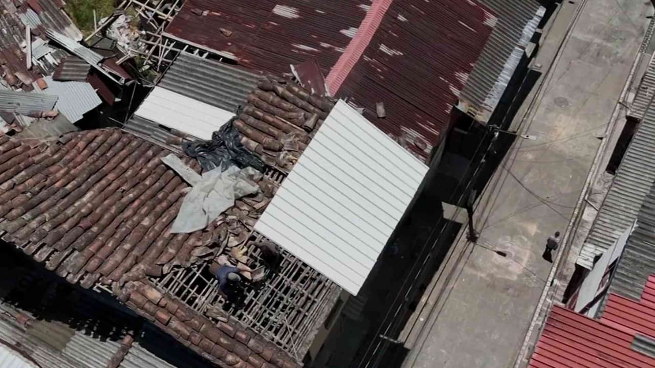 “No me voy”: damnificados de Manizales se aferran a lo poco que les queda tras terremoto en Colombia