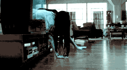<h3>Para los que aman las leyendas urbanas:</h3>
<br>
<b>The Ring</b> (2002)
<br>
<b>Director: </b>Gore Verbinski
<br>
<b>Actores:</b>
<a href="http://www.imdb.com/name/nm0915208?ref_=tt_ov_st_sm">Naomi Watts</a>,
<a href="http://www.imdb.com/name/nm0376540?ref_=tt_ov_st_sm">Martin Henderson</a>,
<a href="http://www.imdb.com/name/nm0004051?ref_=tt_ov_st_sm">Brian Cox</a>
<br>Después de ver esta película, es posible que responder al teléfono te cause un miedo terrorífico. Ahora tiene menos vigencia porque las cintas de video ya no se utilizan, pero la historia continúa siendo igual de aterradora. Protagonizada por Naomi Watts, el film dejó asustados a millones de espectadores y su villana se convirtió pronto en un popular disfraz de Halloween.