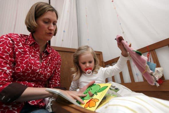 REPITE, REPITE, REPITE - Reprime tus bostezos si has leído el cuento de  Caperucita Roja  cada noche durante el mes pasado y tu hijo te pide que se lo leas de nuevo. La repetición es la clave en estos años.