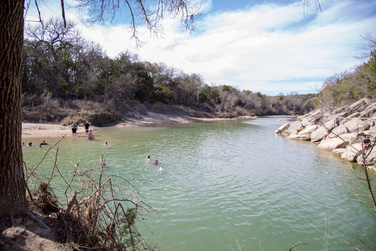 Este tramo del río Paluxí que forma una especie de piscina natural se conoce como BLue Hole. Es uno de los sitios preferidos para los bañistas más osados.
