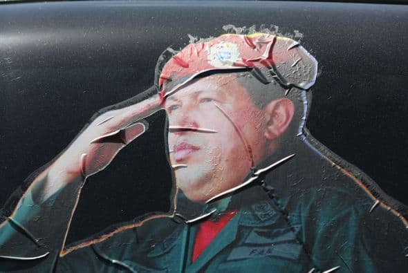 Como esta calcomanía pegada en la ventanilla de un coche.