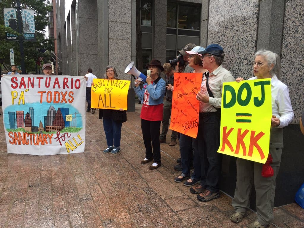 Los manifestantes permanecieron afuera de la Oficina de la Fiscalía de los EE.UU. para el Distrito Occidental de Texas hasta que Sessions terminó su mensaje.