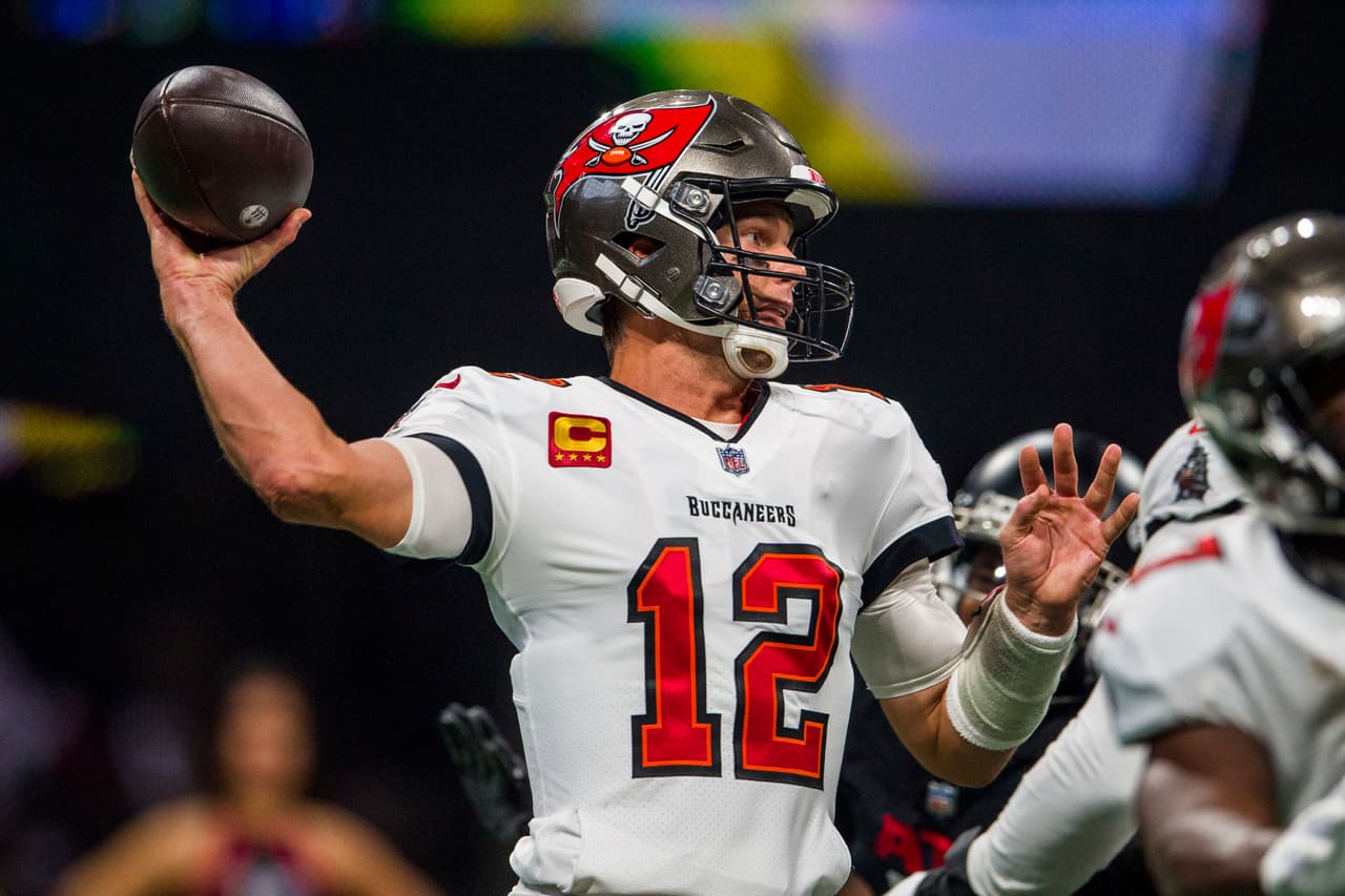 Tom Brady lanza para 368 yardas, Bucs vencen 30-17 a Falcons
